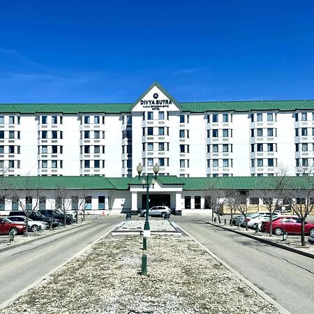 Hotel Divya Sutra Plaza And Conference Centre Calgary Airport Exterior foto