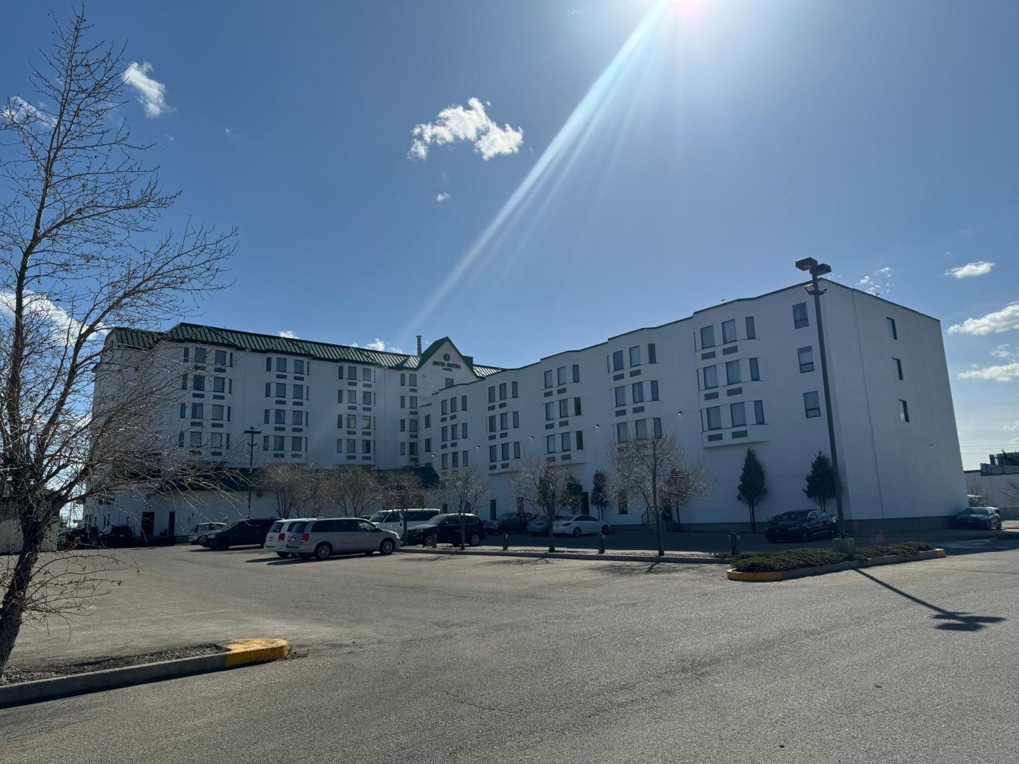 Hotel Divya Sutra Plaza And Conference Centre Calgary Airport Exterior foto