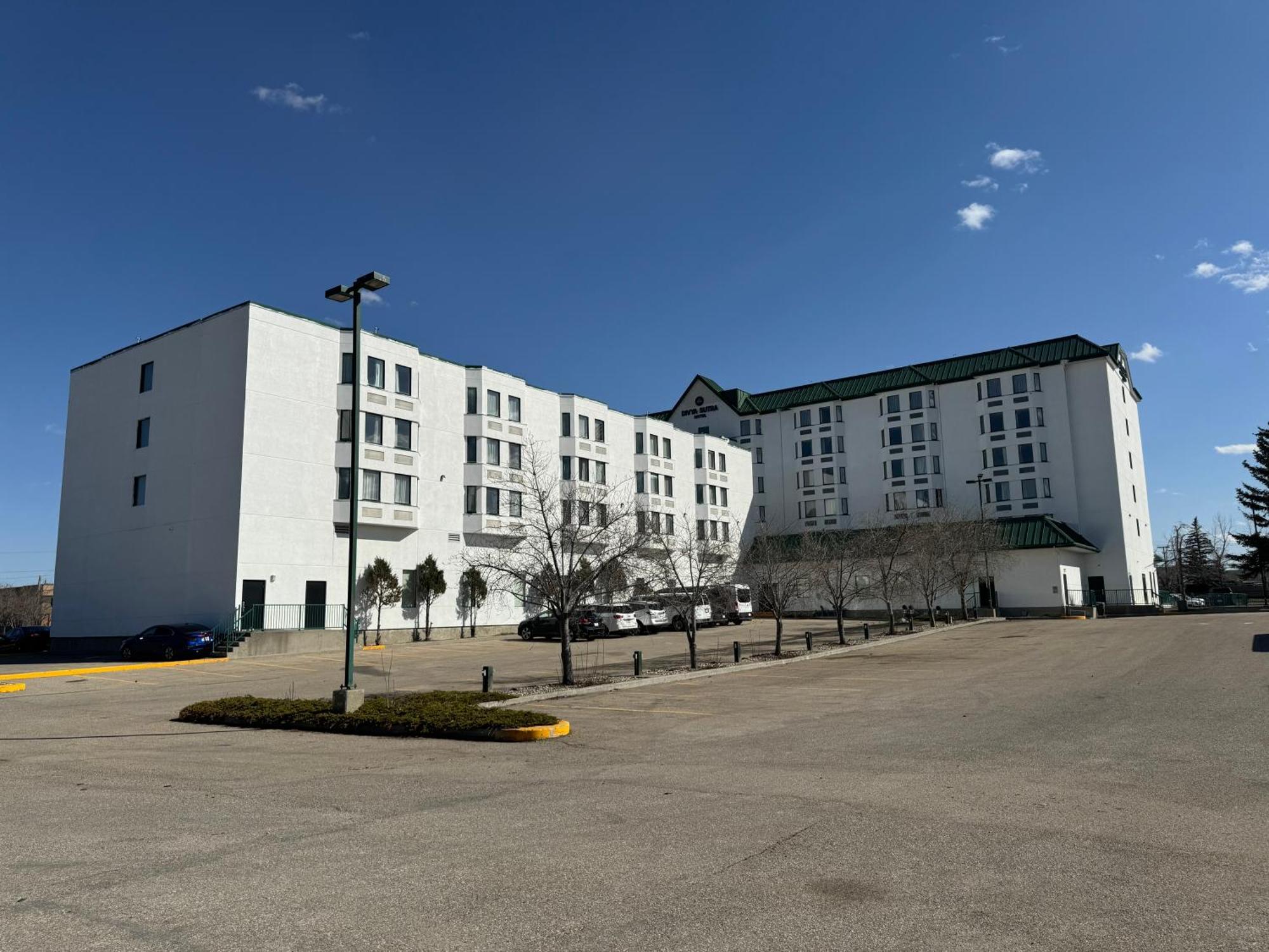 Hotel Divya Sutra Plaza And Conference Centre Calgary Airport Exterior foto