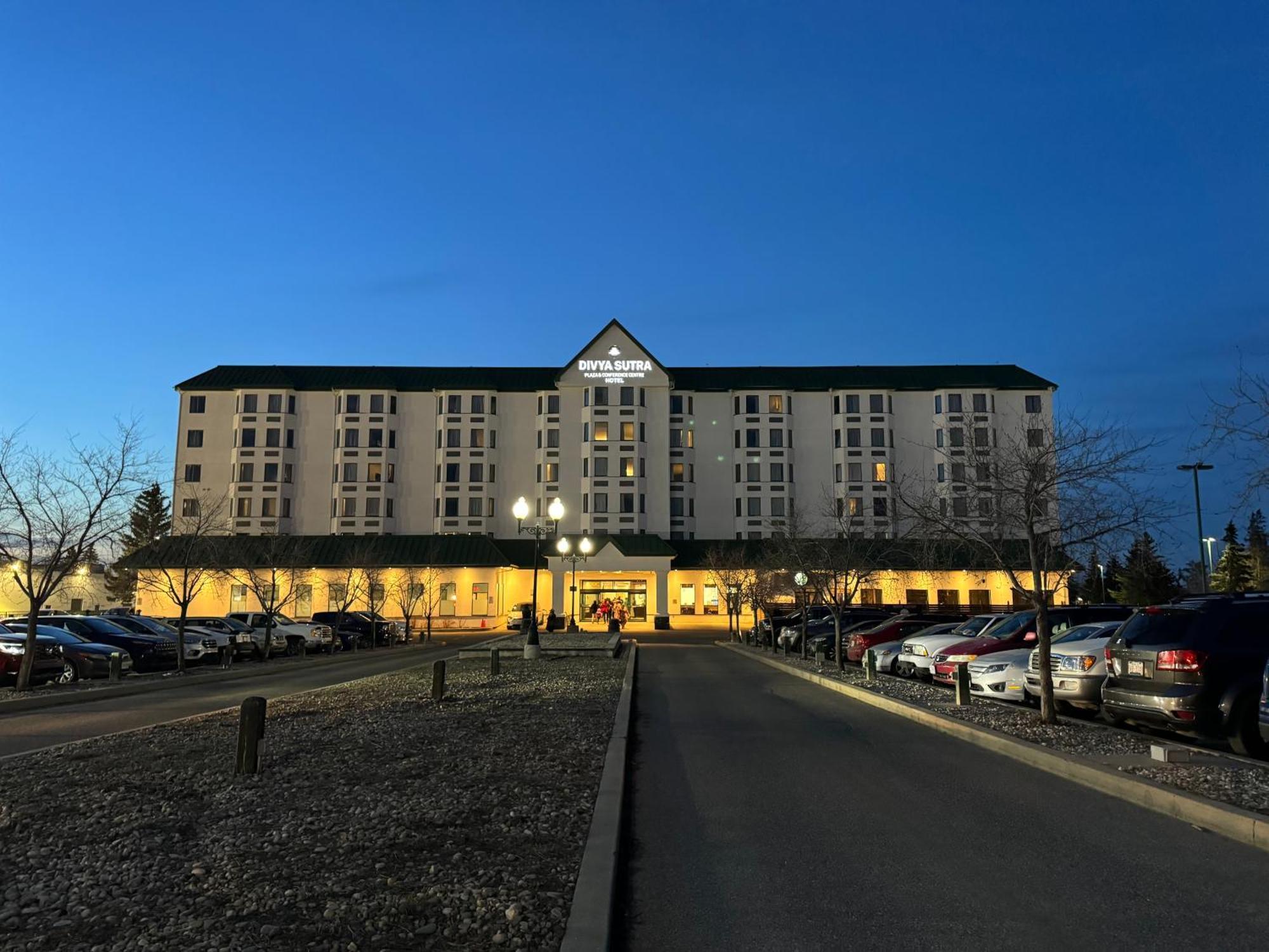 Hotel Divya Sutra Plaza And Conference Centre Calgary Airport Exterior foto